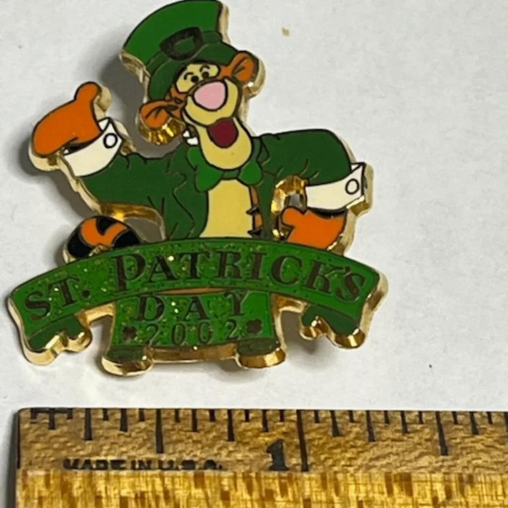 Tigger from Winnie the Pooh St. Patrick's Day 2002 Lapel Hat Vest Pin 1.25